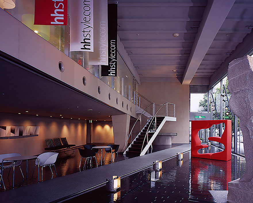 2002年名古屋支店・ショールーム内観、吹き抜けと階段のある空間