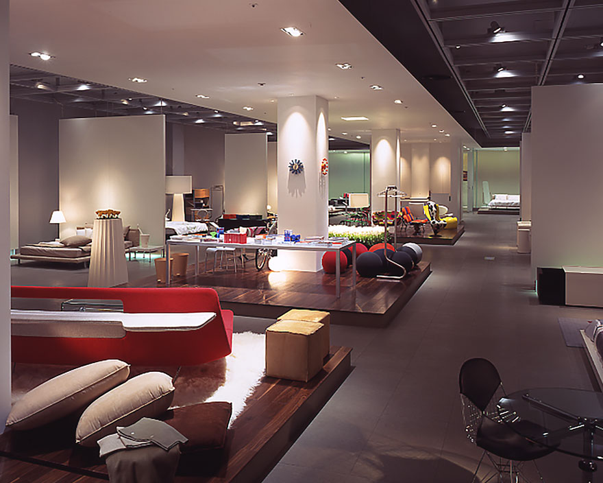 2002年ショールームの展示、様々なデザイナーズチェア