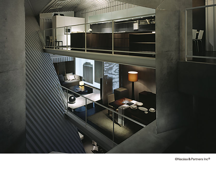 2005年ショールーム内観、吹き抜けの2層構造と家具展示