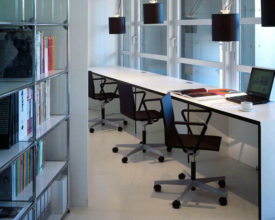 2005年オフィス空間、ブラックのタスクチェアと長テーブル