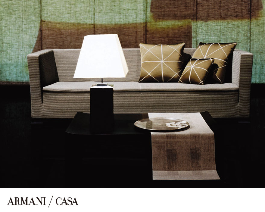 2005年ARMANI/CASAのソファ、ベージュファブリックと幾何学模様クッション
