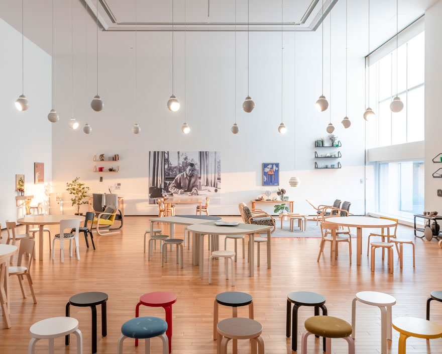 2018年展示空間、天井の高い吹き抜けと北欧家具コレクション