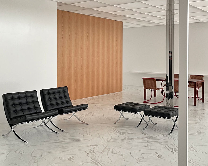 2025年バルセロナチェア、白大理石床のミニマルな空間