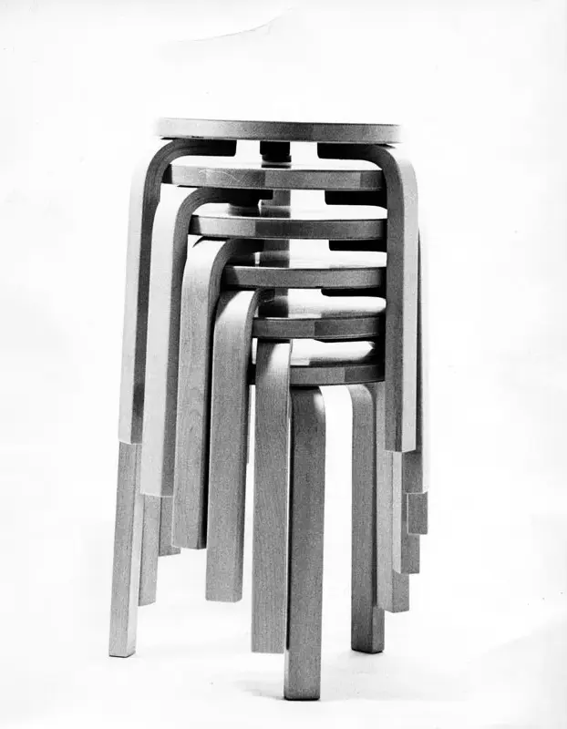 入れ子状に重なるArtek Stool 60の脚部が生み出す幾何学模様