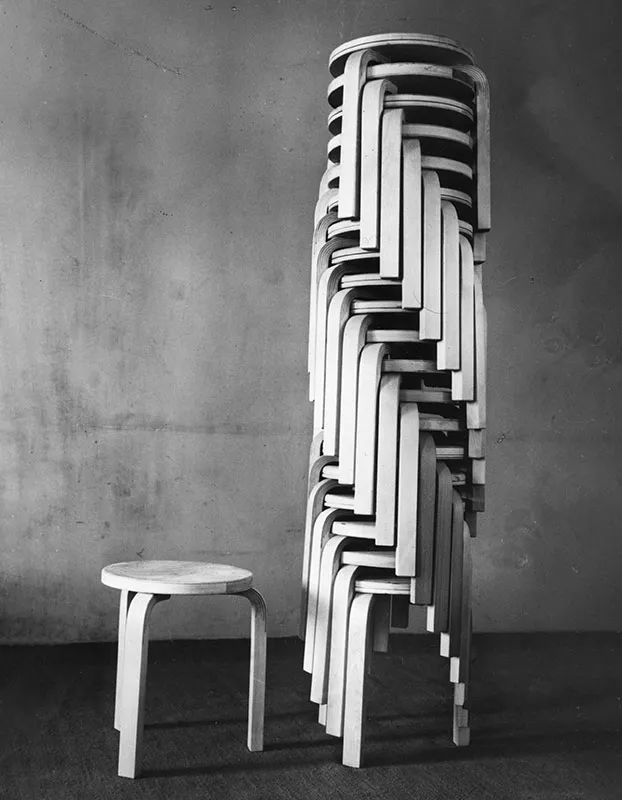 スタッキングされたArtek Stool 60が垂直に積み重なる様子