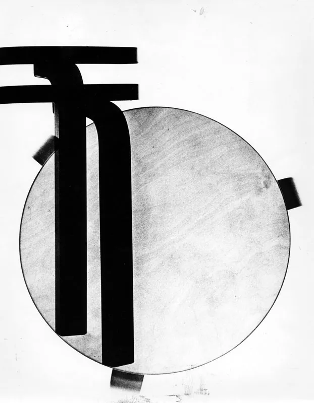 Artek Stool 60　円形の座面と三本脚の構造を真上から捉えたモノクロ写真