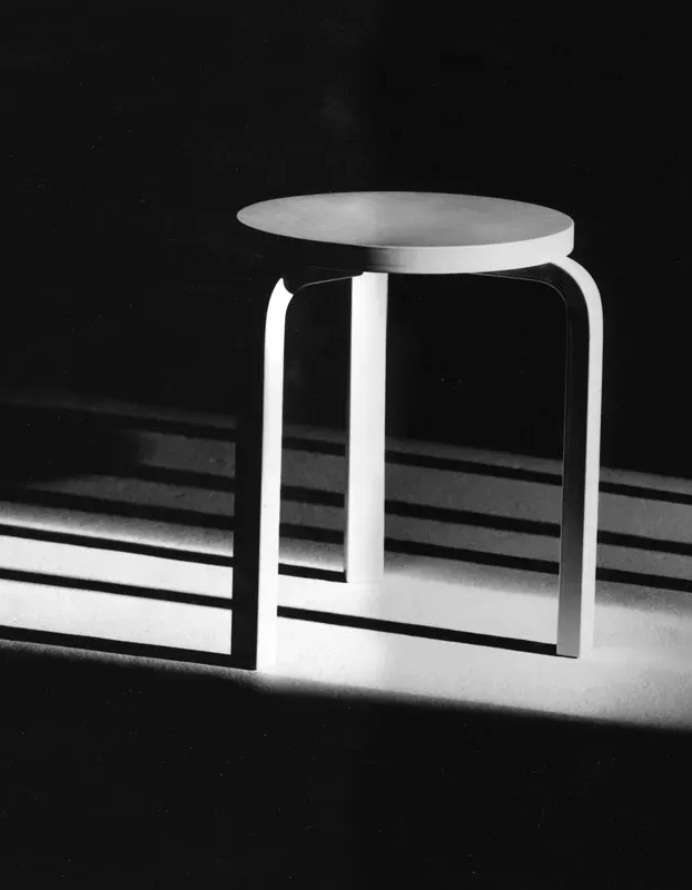 Artek Stool 60 白いスツールと光のストライプが織りなすモノクロームの構図