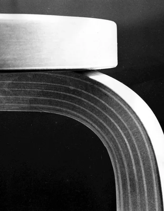 Artek Stool 60 座面と脚の接合部に見える美しい木目と曲線
