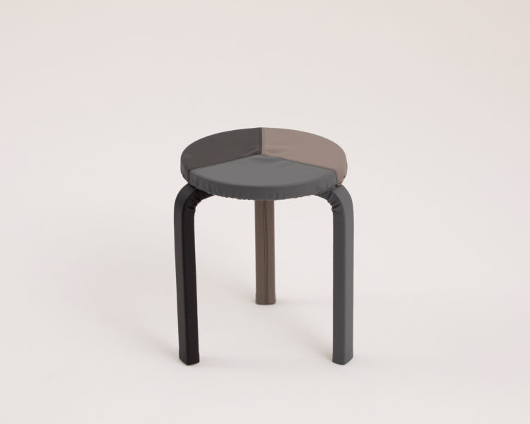 sakumaeshima Stool60とシワ Dark