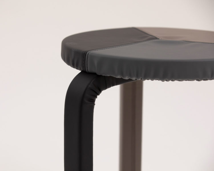 sakumaeshima Stool60とシワ Dark